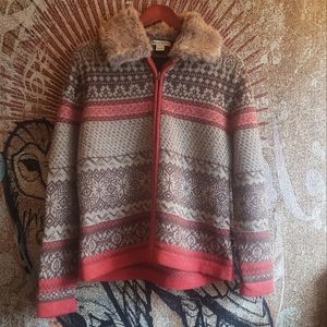Beautiful patterned 100% wool thick zip up sweater with faux fur collar.